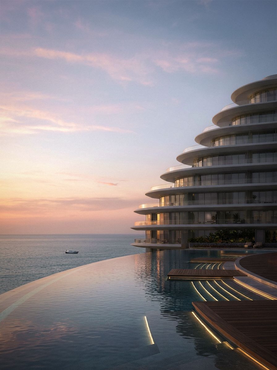 Piscina de borda infinita voltada para o mar na hora azul