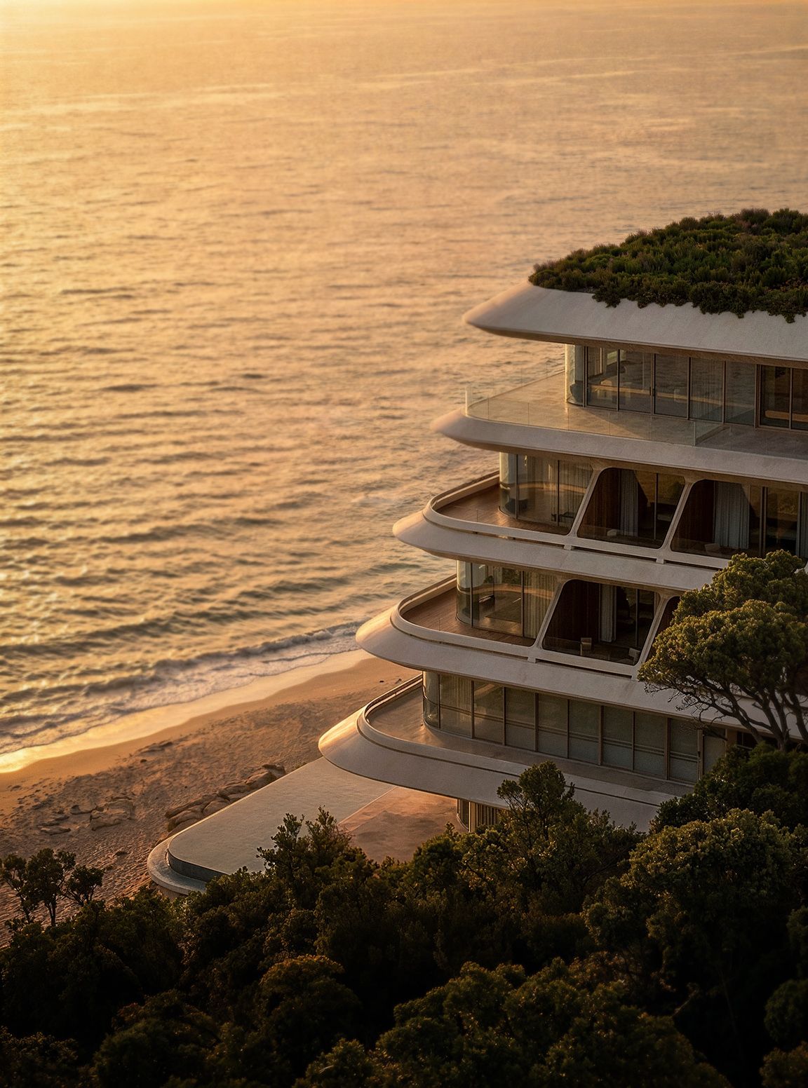Residência escalonada em meio à mata sobre a orla