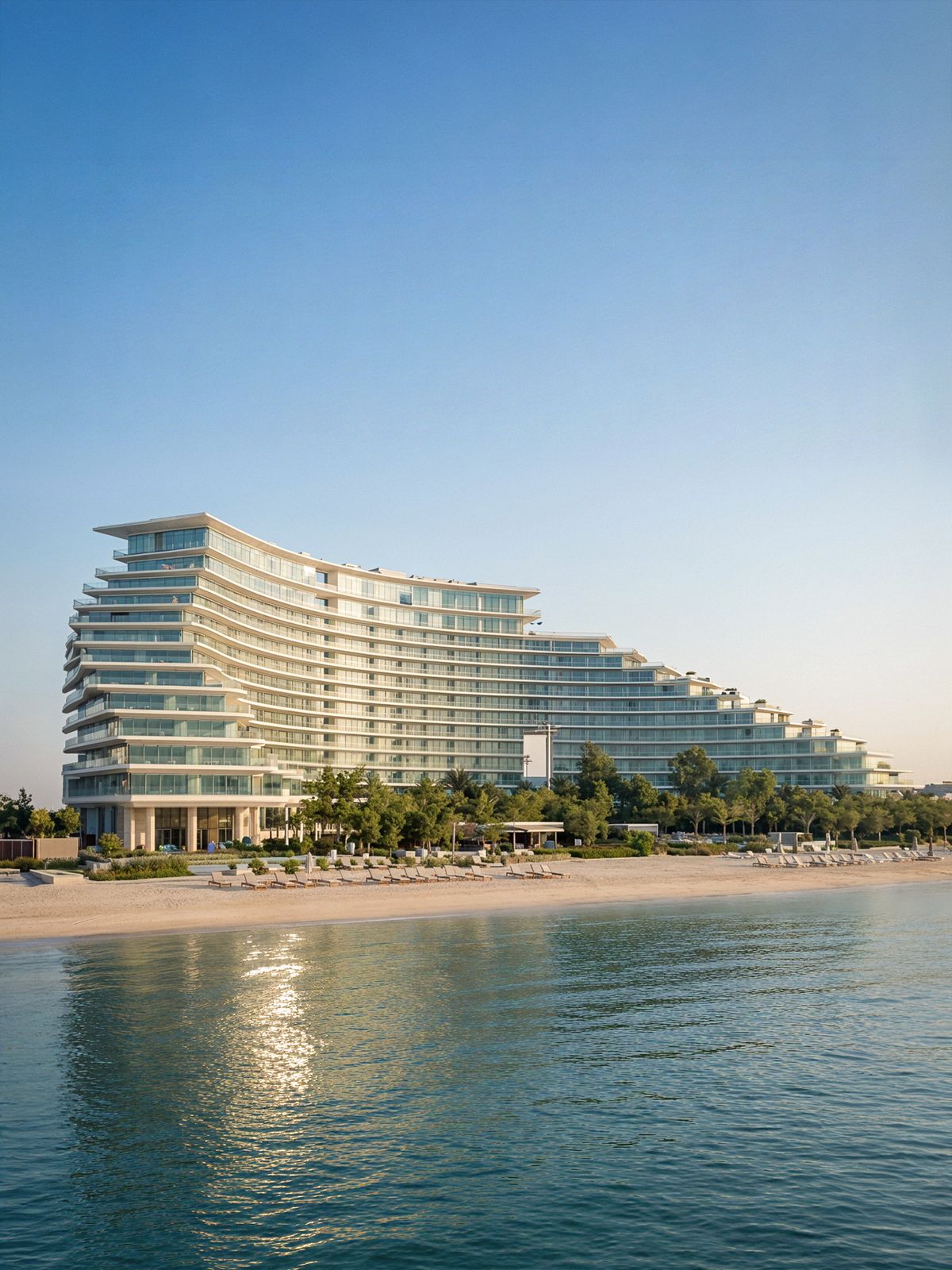 Resort de praia com piscinas e areia branca em dia claro